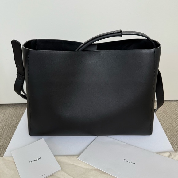 Flattered Classic Leather Bag. Scandinavian Minimalist Brand. Hedda Grande Tote. - Picture 14 of 16